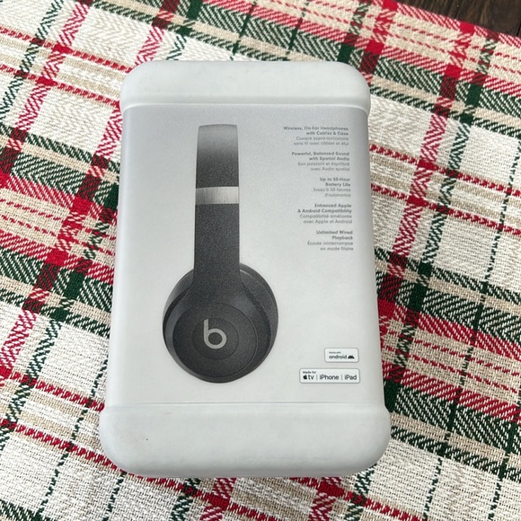 Beats Solo 4 Bluetooth Wireless On-Ear Headphones - Matte Black - Picture 2 of 2